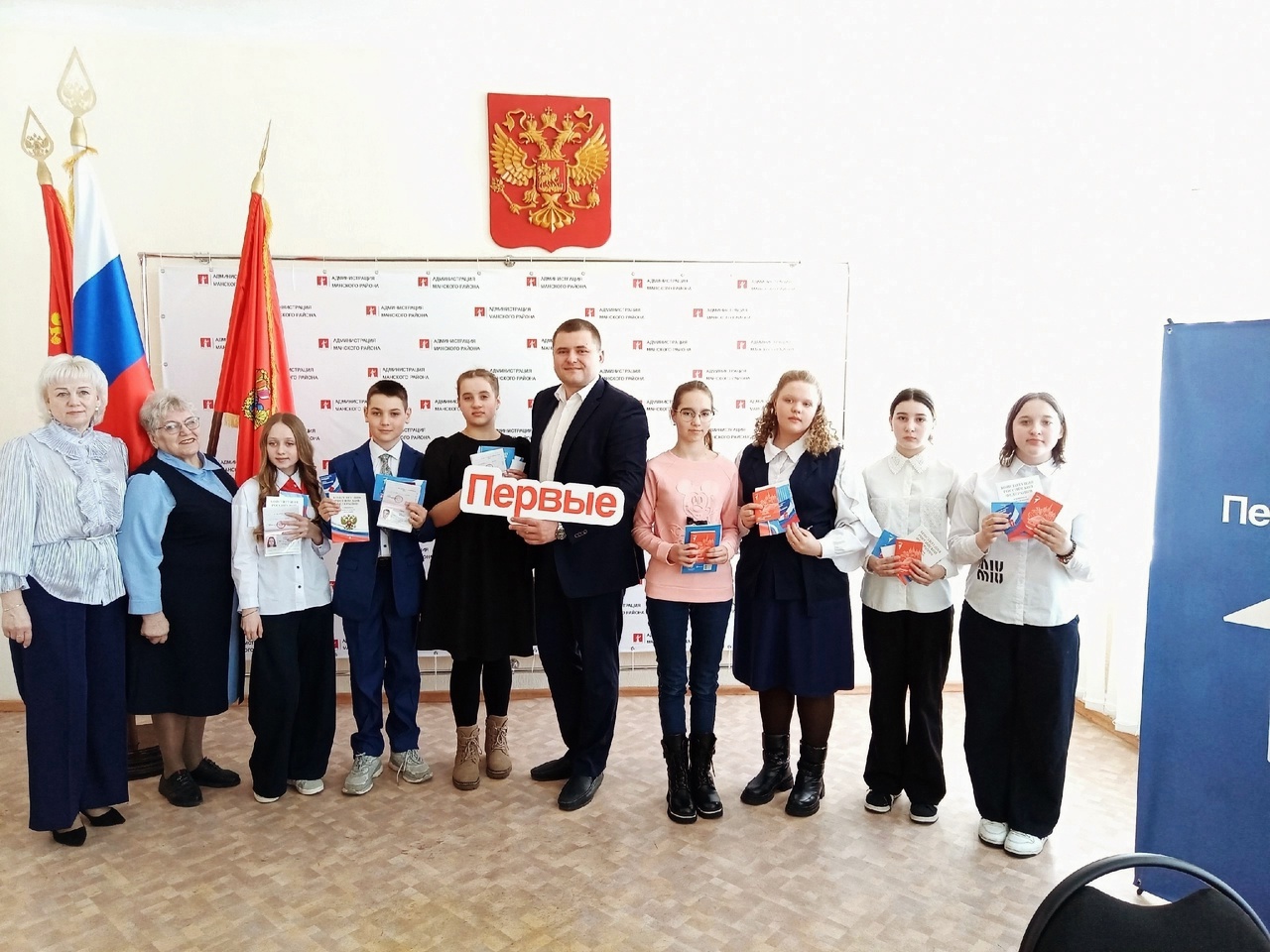 Сегодня в рамках Всероссийского проекта "Мы - граждане России" глава района Максим Лозовиков вручил юным жителям нашего района их первые паспорта..