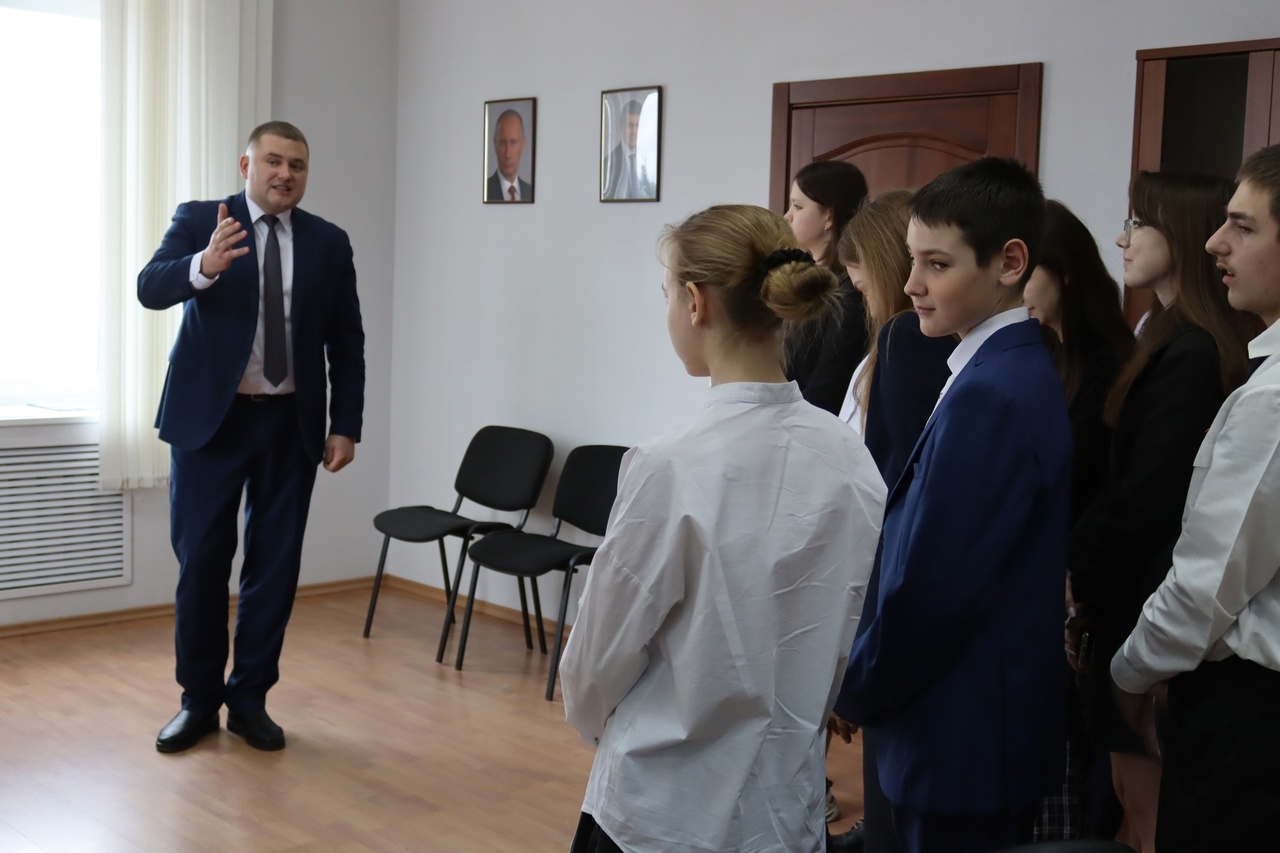 Экскурсия по администрации для участников Районного школьного парламента.
